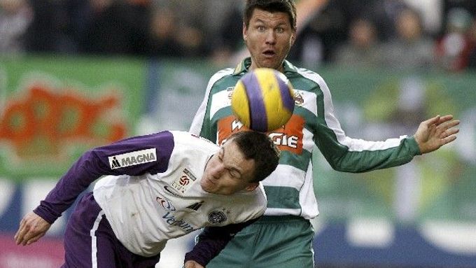 David Lafata v dresu Austrie Vídeň (vlevo) hlavičkuje před Markusem Katzerem z konkurenčního Rapidu.