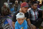 Vrtulníky shazují jídlo, zemětřesení na hoře uvěznilo stovky lidí. V Indonésii pomáhají dobrovolníci