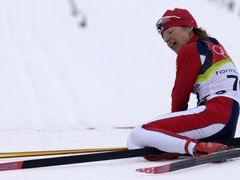 Kateřina Neumannová v cíli olympijského závodu na 10 km klasickou technikou.