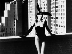 Helmut Newton: Elsa Perettiová, New York, 1975, černobílá fotografie