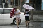 Bouře bičují Čínu a Japonsko. Milion lidí evakuováno
