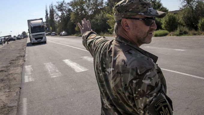 Neprojedeš! Aktivisté kamionům bránit ve vjezdu na Krym tak dlouho, jak bude potřeba.