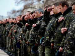 Ukrajinští vojáci na Krymu během modlitby.