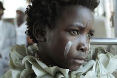 Nejsem čarodějnice! Film ze Zambie s vtipem upozorňuje na nesmyslné zlo, v Cannes jsou z něj nadšení