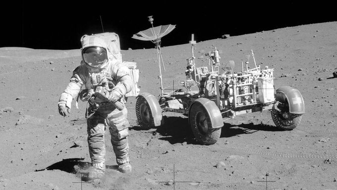 Lunární rover změnil způsob poznávání Měsíce. Umožnil totiž astronautům prozkoumat i vzdálenější okolí, kam by se jinak dostali jen stěží.