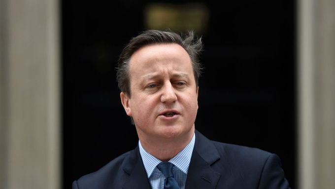 Delší otevírací dobu o nedělích britský premiér Cameron neprosadil.