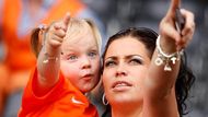 Gertrude Kuytová, manželka nizozemského útočníka Dirka Kuyta, dorazila na zápas proti Itálii s dcerou