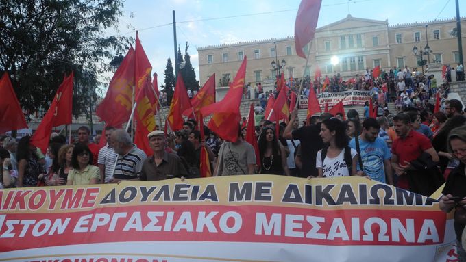 Protest řeckých komunistů v Aténách proti dohodě s věřiteli.