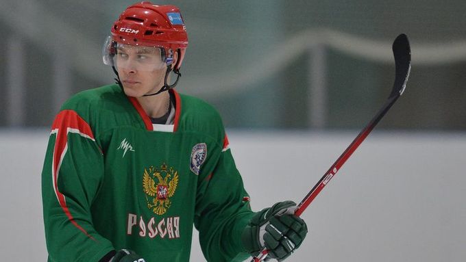 Takhle Vladimir Tkačev znemožnil svého spoluhráče v brance Avangardu Omsk.