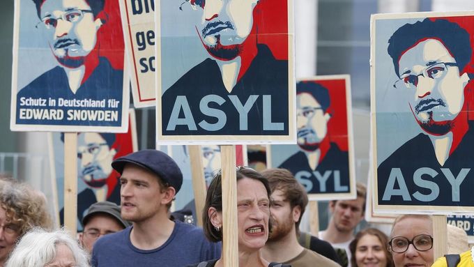 Demonstrace za Snowdena v Berlíně.