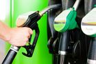 Benzin před létem nezdraží, čekají analytici. V Česku se tankuje levněji než u sousedů