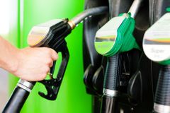 Zlevňování benzinu končí, hlásí analytici. Nejdražší pohonné hmoty jsou v Praze