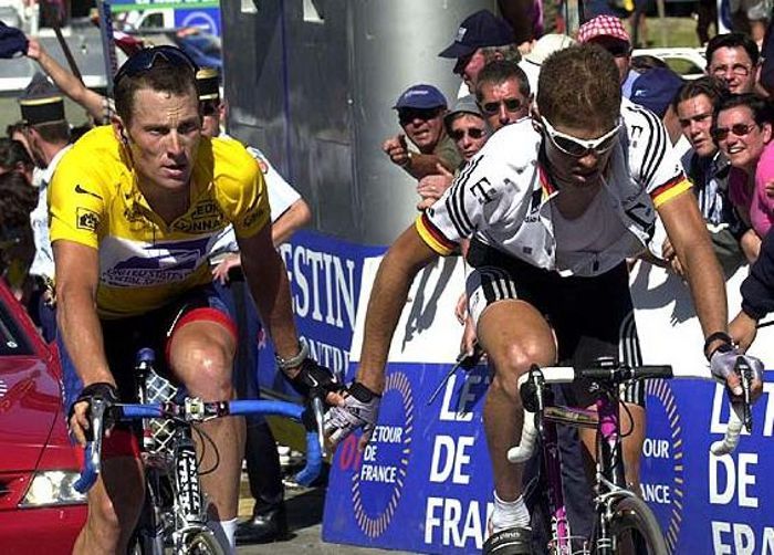 Lance Armstrong a Jan Ullrich v roce 2001 při dojezdu na Luiz Ardiden