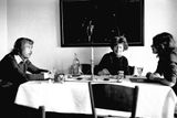 Na snímku Václav Havel, Olga Havlová (uprostřed) a Dana Horáková v pražském bytě.