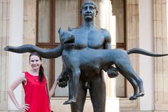 "Nudista se psem" opět vyvolává spory. Vysmívaná socha není z bronzu, ale mosazi