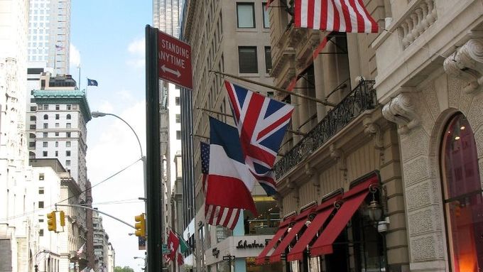 5th Avenue v New Yorku se synonymem luxusních nákupů.