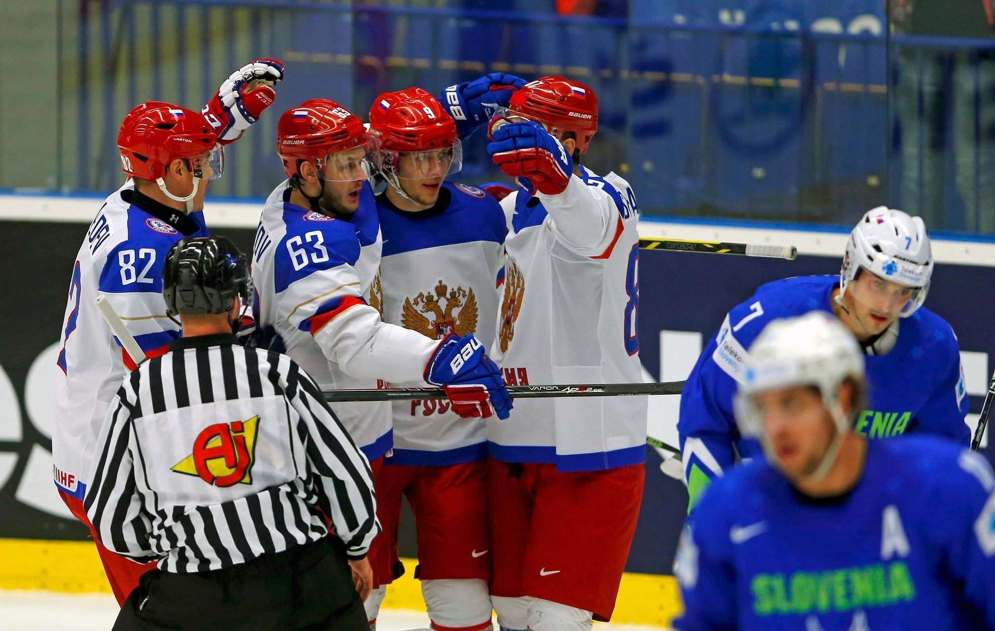 Dadonov slaví se spoluhráči gól do sítě Slovinska na MS 2015
