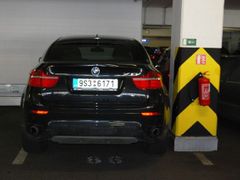 BMW X6 je velké auto. Tady jde o centimetry