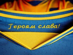 Nápis Sláva hrdinům, který UEFA žádala po Ukrajincích odstranit.