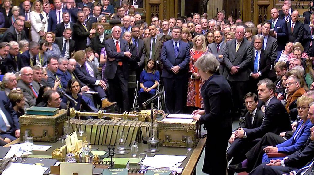 Britská premiérka Theresa Mayová mluví k poslancům po prohraném hlasování o dohodě o brexitu