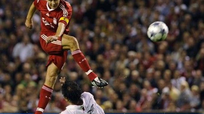 Steven Gerrard v zápase Liverpool - Lutych