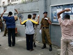 Tamilští muži jsou šacováni během vojenské prohlídky v hlavním městě Kolombu