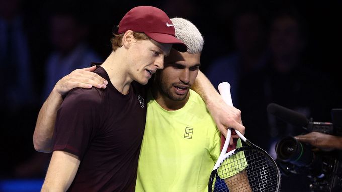 Vítězný Jannik Sinner (vlevo) s Carlosem Alcarazem po finále Turnaje mistrů