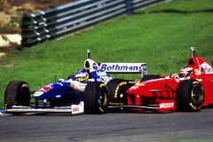 VIDEO: Michael Schumacher a Jacques Villeneuve, 1997