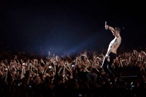 Depeche Mode odstartovali v Tel Avivu vesmírné turné