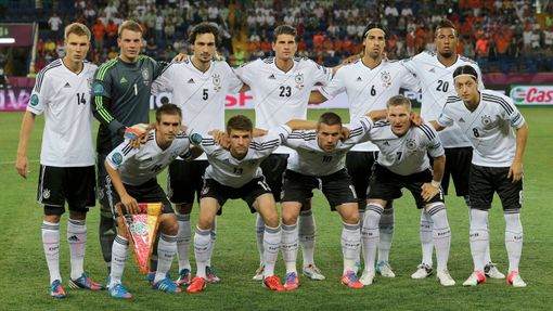 Německý tým před utkáním Nizozemska s Německem ve skupině B na Euru 2012.