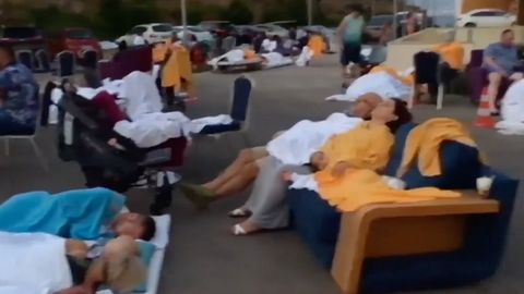 Turisté si po zemětřesení v Turecku ustlali před hotelem
