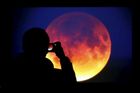 Úplné zatmění Měsíce obrazem: Jak na obloze zářil krvavý Měsíc