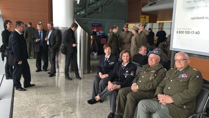 Legionáři čekající na letišti v Moskvě