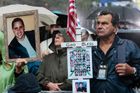 Příbuzní s portréty svých milovaných, které ztratili před osmi lety během útoků na WTC.
