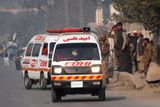 Útok Tálibánu si podle dosavadních informací vyžádal nejméně 130 mrtvých, většinou dětí.