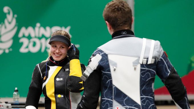 Aneta Brabcová a Filip Nepejchal se radují po zisku bronzu na Evropských hrách.