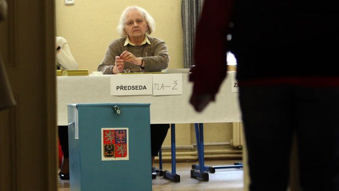 První volič druhého kola senátních voleb míří k urnám v pražské Vodičkově ulici