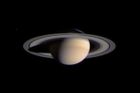 V říjnu roku 2001 pořídila sonda Cassini první snímek Saturnu. Je ze vzdálenosti 285 milionů kilometrů, což je téměř dvojnásobná vzdálenost mezi Zemí a Sluncem. K Saturnu dorazila až za 20 měsíců od pořízení této fotografie.
