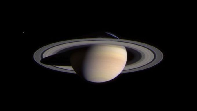 Snímek Saturnu pořízený sondou Casiini.