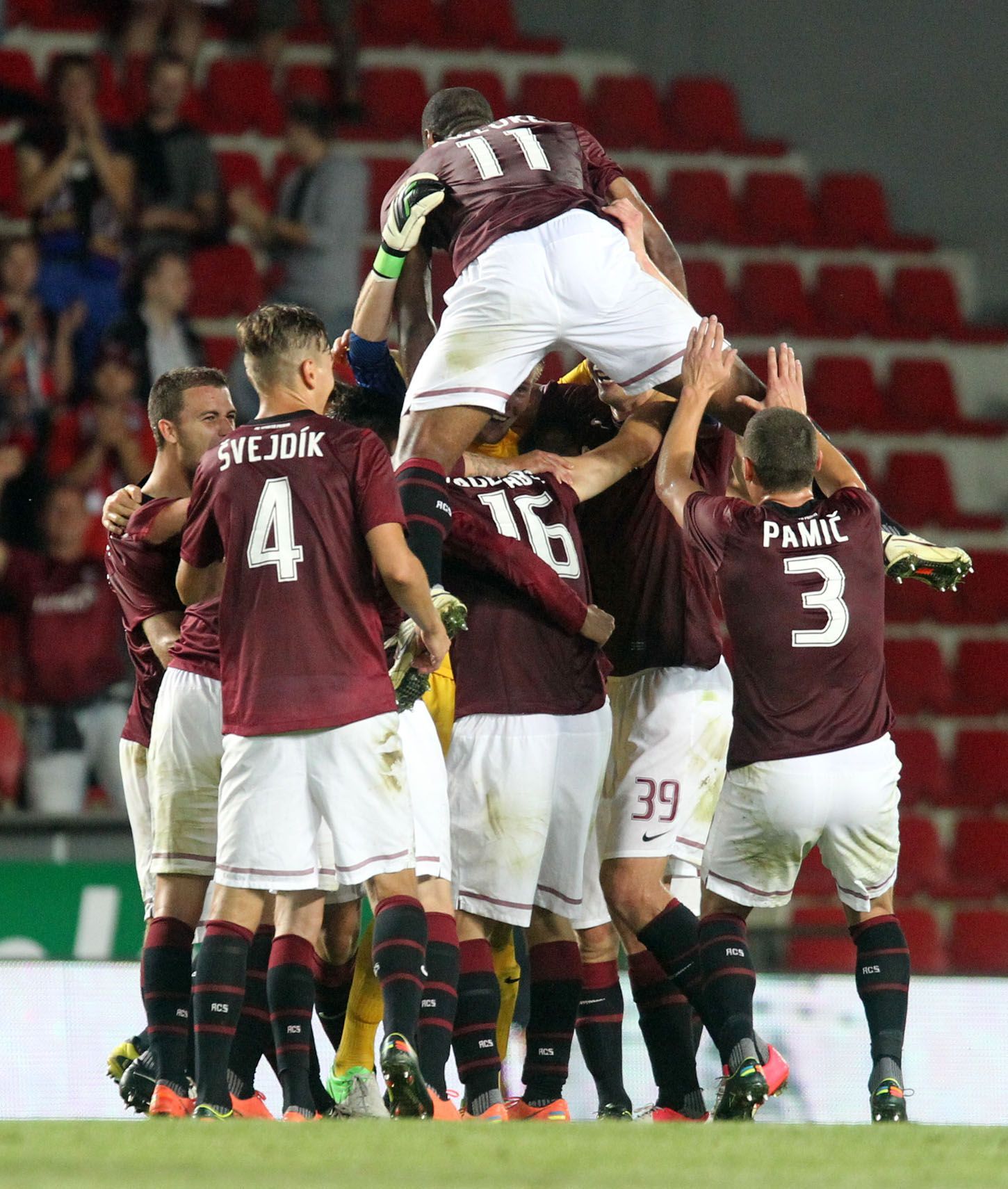 Fotbalisté Sparty slaví vítězství v odvetném utkání kvalifikace Evropské ligy 2012/13 s Feyenoordem.