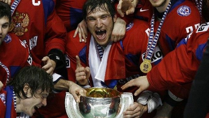 Hokejisté Ruska v čele s Alexandrem Ovečkinem (uprostřed) slaví světový titul.