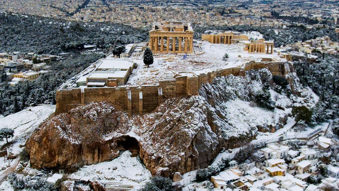 Řecko překvapil sníh, napadl na Akropoli i v Soluni. Pohled očima fotoreportérů Reuters