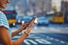 New York chce zakázat sledování mobilu při přecházení. Lidem hrozí vysokými pokutami