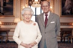 První platinová svatba v britské královské rodině. Palác k tomu vydal portrét královského páru