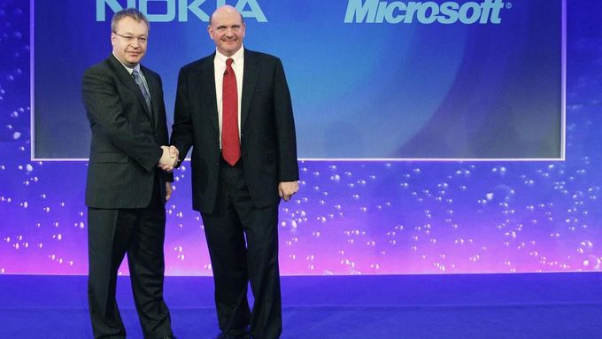 Šéfové společností Nokia a Microsoft - Stephen Elop a Steve Ballmer
