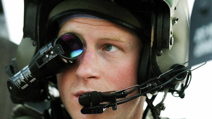 Princ Harry v Afghánistánu jako kulometčík na strojích Apache.
