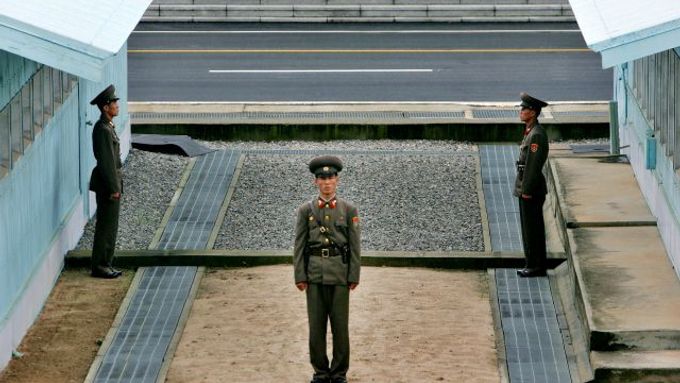 Demilitarizované pásmo mezi oběma Koreami - nejstřeženější hranice na světě.