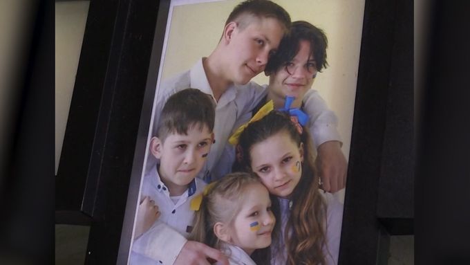 Osmnáctiletý Vjačeslav z Ukrajiny se sám musí starat o čtyři sourozence. Jejich matku totiž zabil ruský dělostřelecký granát. Dům rodiny byl zničen.