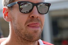 Komentář: Demotivační kurz podle Vettela a Ferrari. 43 dnů, které otřásly Scuderií