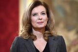 Valérie Trierweiler, dnes již bývalá partnerka Françoise Hollanda, opustila o víkendu prezidentskou rezidenci ve Versailles. Právní zástupce v současnosti řeší majetkové vyrovnání.